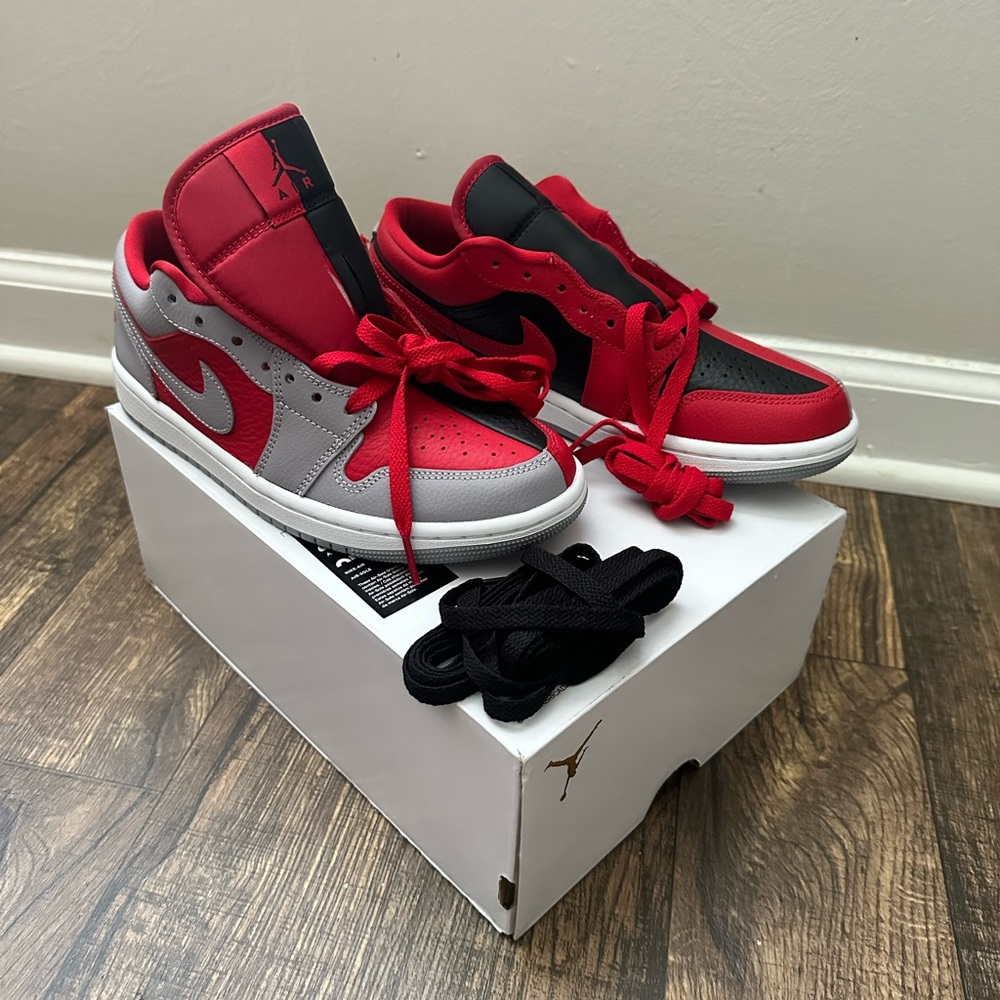 DR0502 600 Women’s Air Jordan 1 Low SE - gym red/cement gray-black size 7